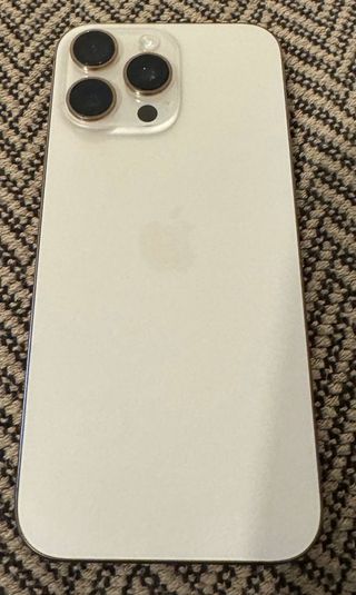 iPhone 16 Pro Max dorado ,