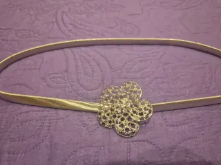 Cinturón elástico plateado con adornos