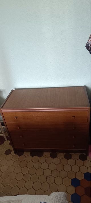 Cómoda de madera marrón