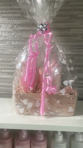 Cesta de regalo rosa y beige