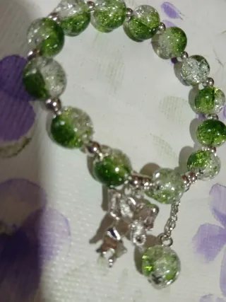 Pulsera de bisutería verde y plateada