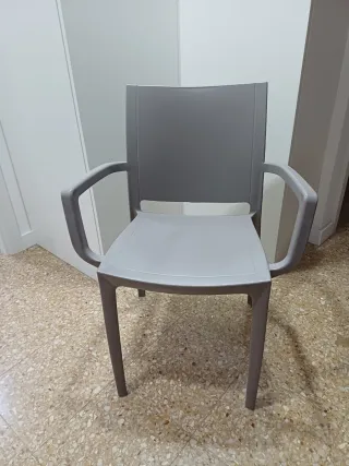 Silla de plástico gris con brazos