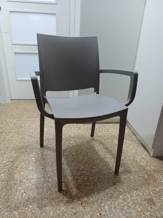 Silla de plástico gris con brazos