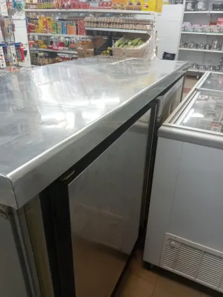 Nevera vitrina expositora refrigerada