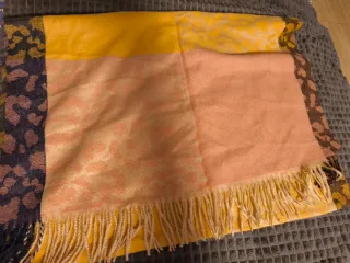 Pañuelo estampado rosa y amarillo