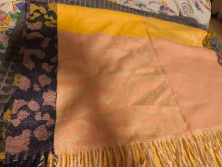 Pañuelo estampado rosa y amarillo