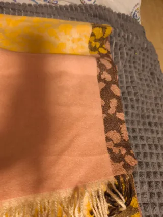 Pañuelo estampado rosa y amarillo