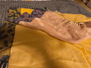 Pañuelo estampado rosa y amarillo