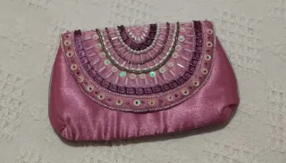 Cartera de satén rosa con lentejuelas