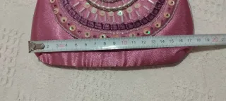 Cartera de satén rosa con lentejuelas