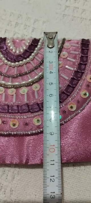 Cartera de satén rosa con lentejuelas