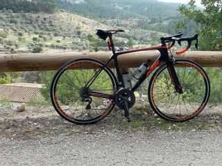 bicicleta de carretera carbono KTM