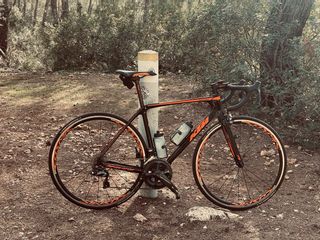 bicicleta de carretera carbono KTM