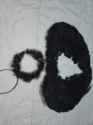 Alas y diadema negras para fiesta