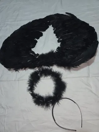 Alas y diadema negras para fiesta