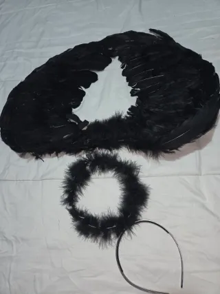 Alas y diadema negras para fiesta