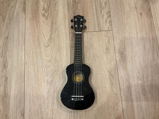 Ukelele negro Martin Smith con funda