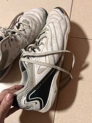 Zapatillas de fútbol Joma blancas y grises