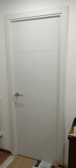 Puerta interior lacada blanca moderna 70cm.