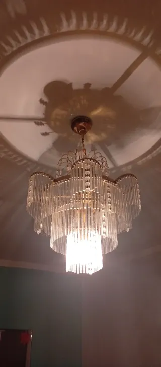 Lámpara de techo dorada y transparente