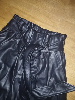 Shorts polipiel Zara negros