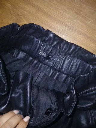 Shorts polipiel Zara negros