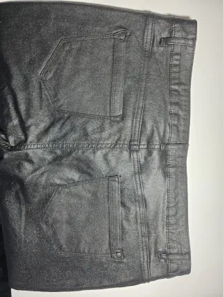 Pantalones efecto piel brillantes