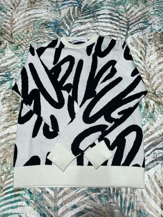 Jersey Bershka estampado graffiti blanco y negro