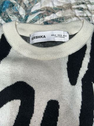 Jersey Bershka estampado graffiti blanco y negro