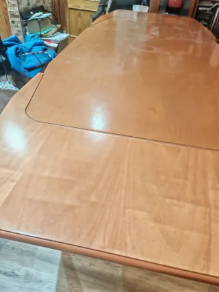 Mesa comedor y vitrina cristal madera