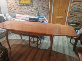 Mesa comedor y vitrina cristal madera