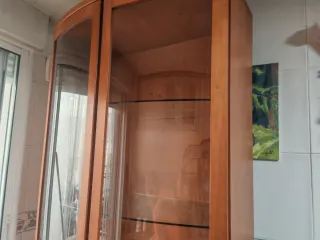 Mesa comedor y vitrina cristal madera