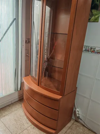 Mesa comedor y vitrina cristal madera