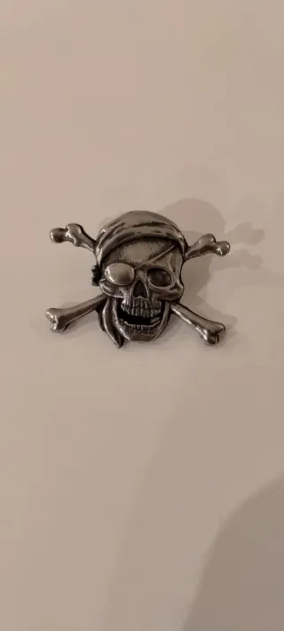 Pin Calavera Pirata con Huesos Cruzados