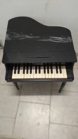 Piano de cola negro