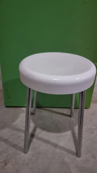 Lote de banquitos o taburetes Son muy prácticos.