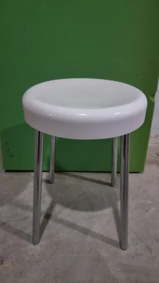 Lote de banquitos o taburetes Son muy prácticos.