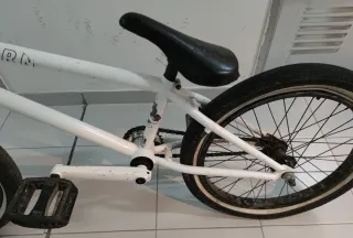 Bicicleta BMX Eastern Blanca