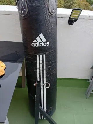 Saco de boxeo Adidas más aplique pared.