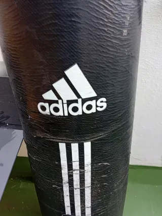 Saco de boxeo Adidas más aplique pared.