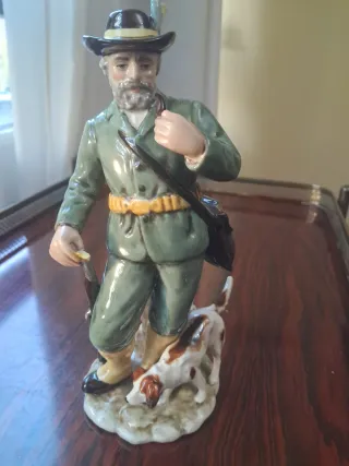 Figura de cazador con perro