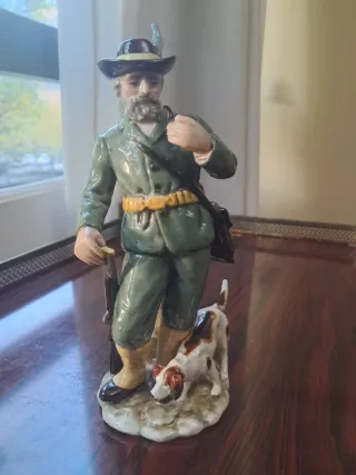 Figura de cazador con perro
