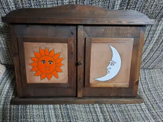 Mueble de madera con sol y luna