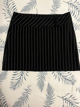 Falda corta formal a rayas