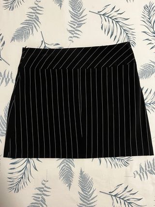 Falda corta formal a rayas