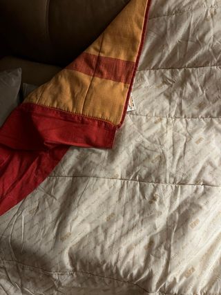 Edredón naranja y rojo a rayas