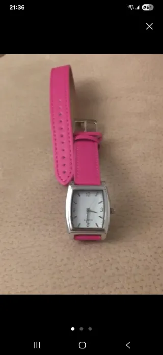 Reloj de pulsera rosa y plateado