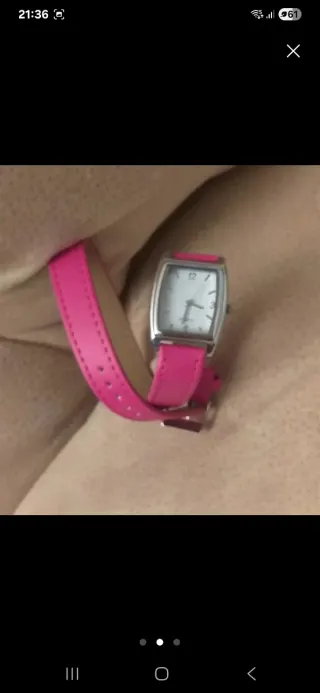 Reloj de pulsera rosa y plateado