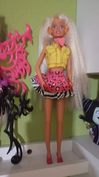 Muñeca Barbie con falda estampada