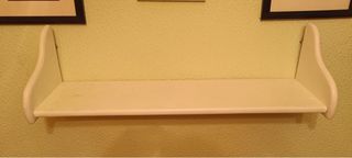 Estantería de madera blanca
